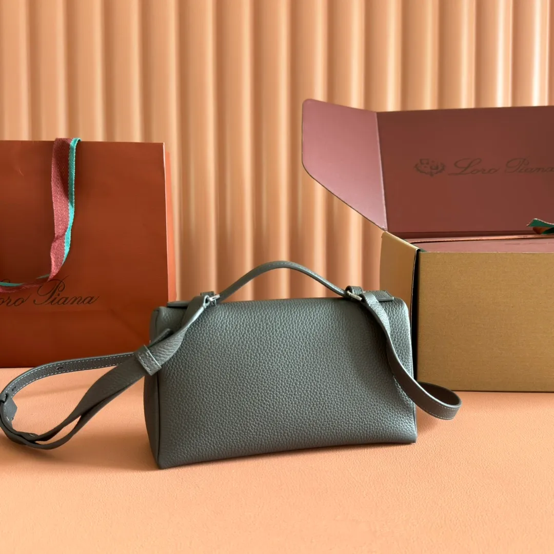 p1160💋💋💋【Original leather configuration counter complete set of packaging】 𝐋𝐨𝐫𝐨 𝐏𝐢𝐚𝐧@ Extra pocket L19 series handbag/crossbody bag, all steel, the most comfortable life is the undefined life, just like loro The material design of pian@ does not require complicated design styles. The simple and soft outline is elegant and durable, like an exquisite cosmetic case, which perfectly balances appearance and functionality. The leather is delicate and feels as soft as butter. The small bag has a large capacity. It is not only portable with a thin shoulder strap, but can also be worn cross-body. Sisters who have a special liking for minimalist style can buy it. It is simple and versatile. The simpler, the more different. Stars and Instagram celebrities are all planting it. There are two sizes of 19 cm and 27 cm. One is exquisite and casual, and the other is elegant and grand. Size: Small: length 19×width 7×height 12cm (